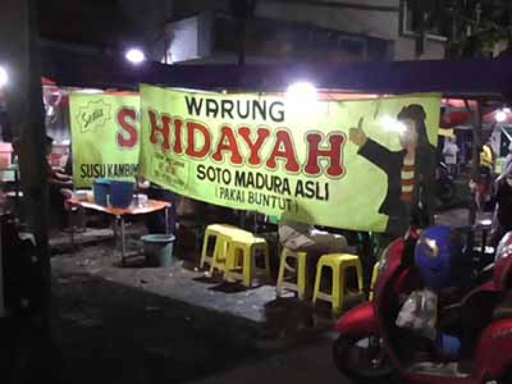 Warung Hidayah milik Maswar, PKL KHM Mansyur yang sudah berjualan sejak tahun 1965.
