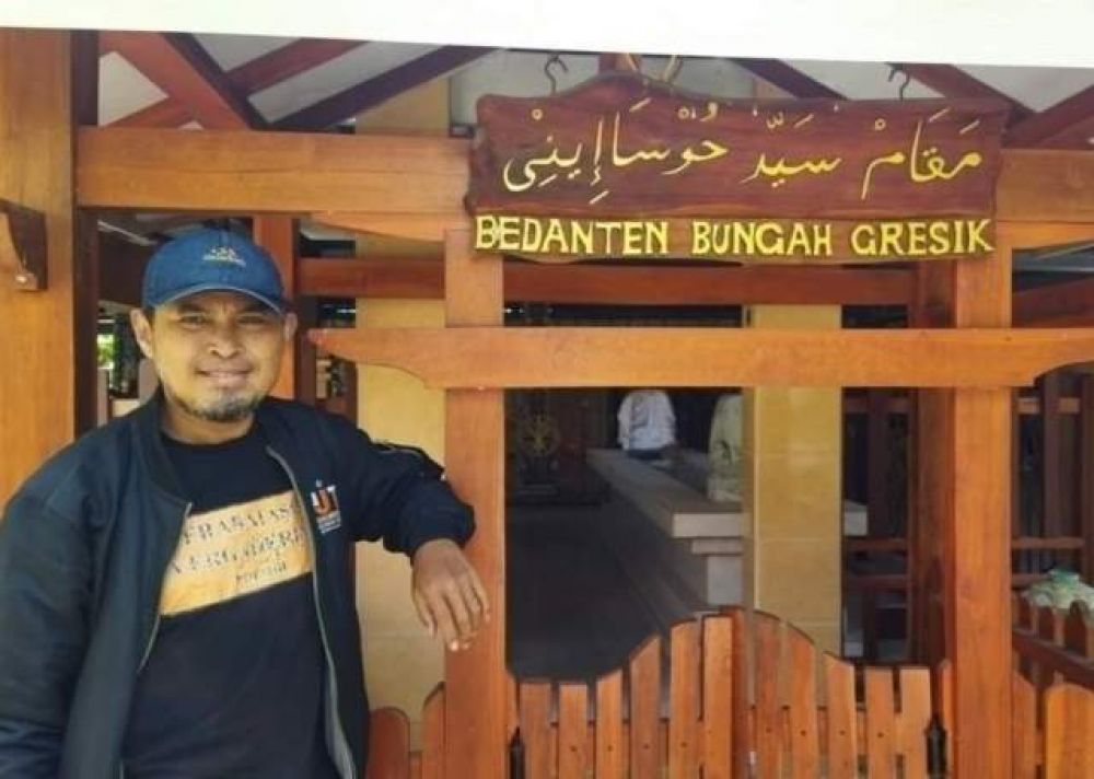 Nanang Purwono di makam kuno Bedanten Bungah, Gresik