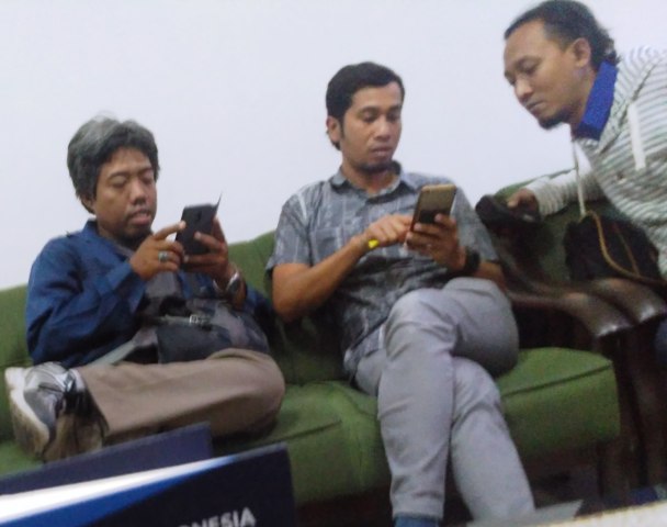(tengah) Kepala Subseksi Penindakan 1 Bea Cukai Tanjung Perak Surabaya Andris Wariyanto bersama wartawan