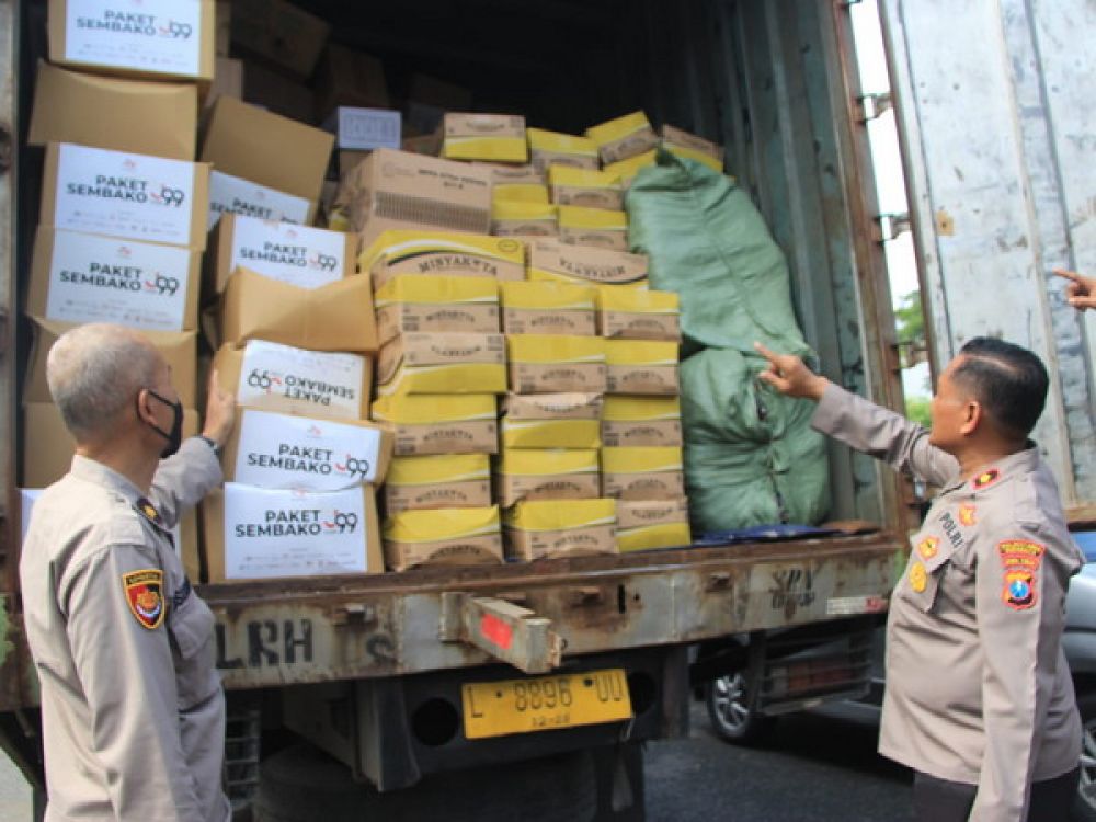 Kasi Humas Polrestabes Surabaya, Kompol Muchamad Fakih menunjukkan paket Bansos yang dikirim ke Cianjur untuk korban terdampak gempa bumi.