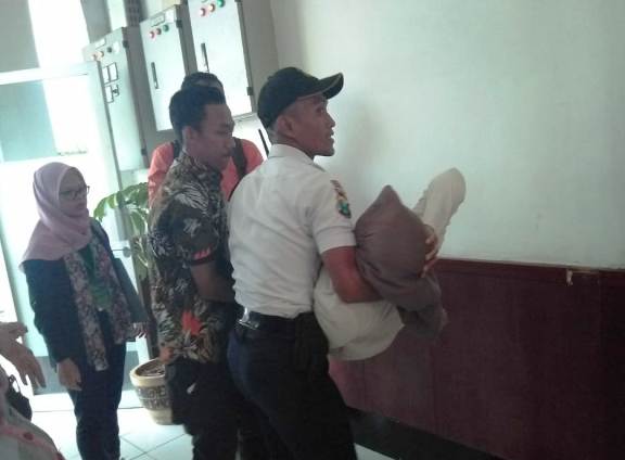 Ibu Pingsan Lihat Anaknya Dibawa Mobil Kejaksaan