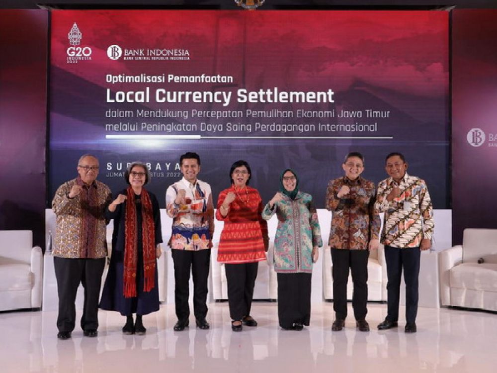 Foto bersama Deputi Gubernur Senior (DGS) Bank Indonesia, Wakil Gubernur Jawa Timur, Direktur Jenderal Pengelolaan Pembiayaan dan Risiko Kementerian Keuangan, Kepala Perwakilan Bank Indonesia Provinsi Jawa Timur, Kepala Departemen Pengembangan Pasar Keuan