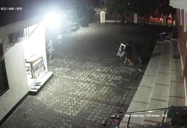 Tiga Anak Terekam CCTV Gondol Kotak Amal Masjid