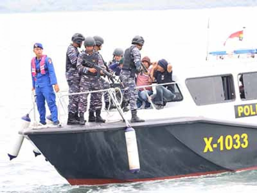 Tim gabungan dari TNI, Polri, Basarnas dan sejumlah pengamanan lainnya saat mensimulasikan penangkapan terduga pelaku kejahatan yang hendak mengacaukan agenda G20.