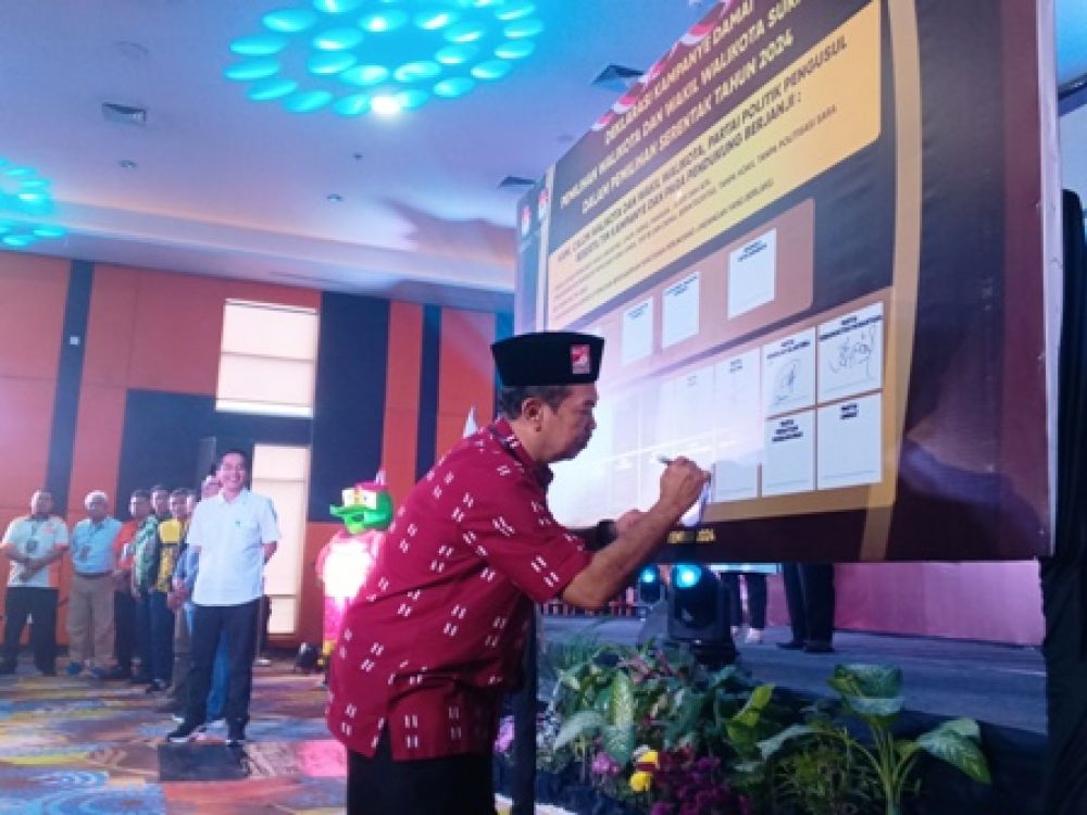 Anggota PSI Surabaya saat tanda tangan deklarasi kampanye damai yang diadakan KPU Surabaya.