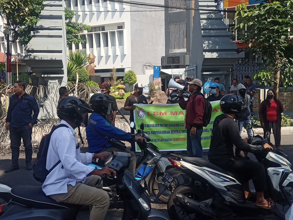 Unjukrasa di Depan Gedung Diknas Jatim