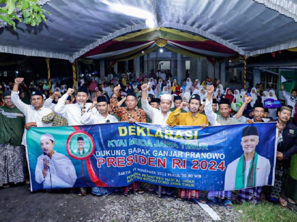 Sejumlah Kiai Muda saat mendeklarasikan dukungannya untuk Ganjar Pranowo dalam Pilpres 2024 mendatang di Pondok Pesantren Hadi Al Ihsan di Desa Mlaten, Kecamatan Kalitidu, Kabupaten Bojonegoro pada Sabtu (19/11/2022).