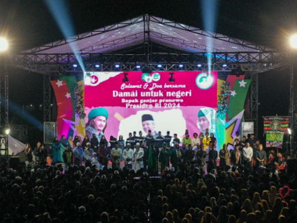 Ribuan santri dan kiai yang tergabung dalam Santai Dukung Ganjar (SDG) Jatim, menggelar doa bersama dan deklarasi dukungan untuk Ganjar Pranowo di Pondok Pesantren Metal Muslim Al Hidayah, Rejoso, Kabupaten Pasuruan, Sabtu (17/9/22).