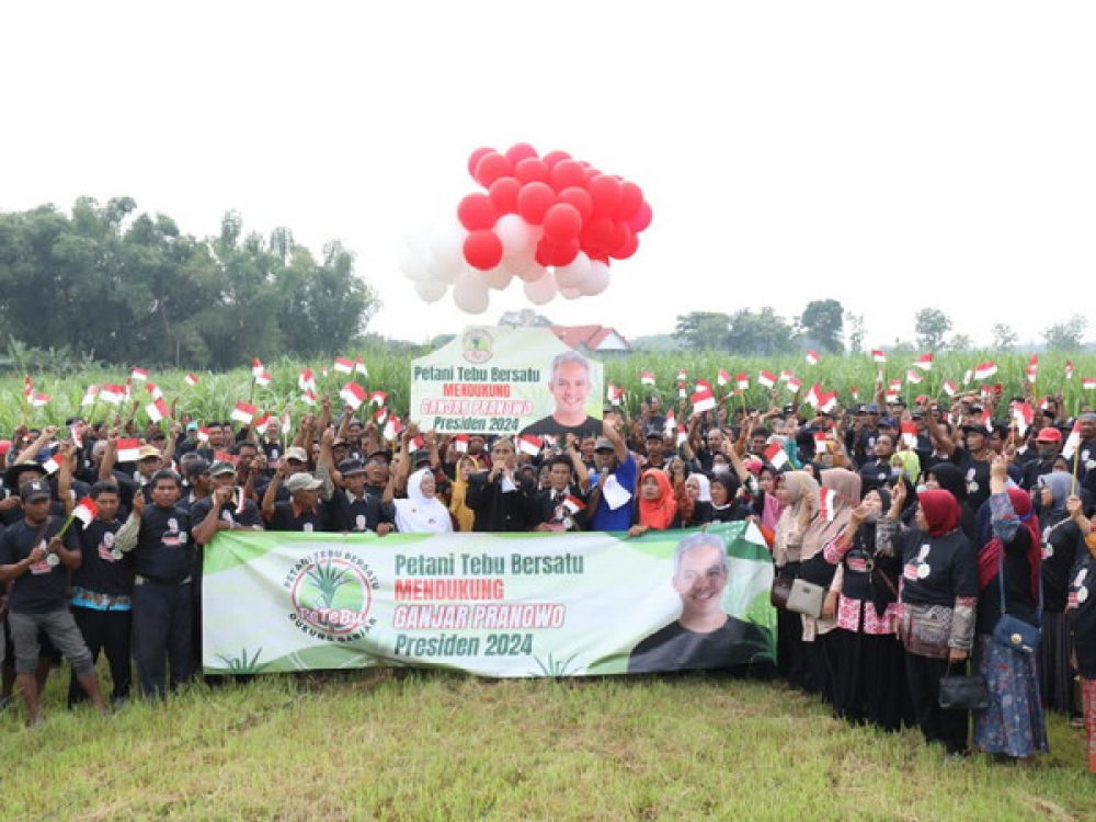 Ratusan petani yang tergabung dalam Petani Tebu (Petebu) saat mendeklarasikan dukungan pada Ganjar Pranowo dalam Pemilihan Presiden 2024, di Desa Nglandung, Kecamatan Geger, Kabupaten Madiun, Jawa Timur (Jatim). 