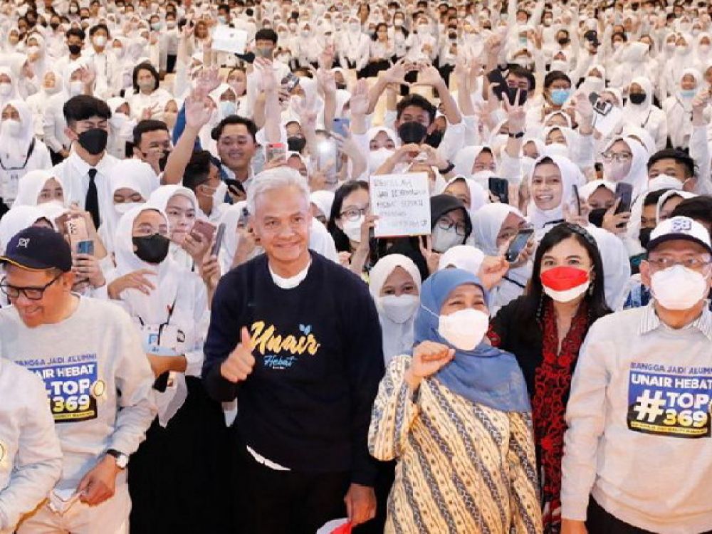 Ganjar Pranowo dan Khofifah Indar Parawansa foto bersama mahasiswa Unair usai mengikuti penutupan PKKMB di Airlangga Convention Center, Universitas Airlangga, Surabaya, Sabtu (27/08/2022).
