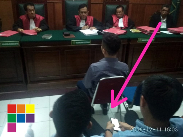 Terdakwa Jimmy's Club Bermain HP Saat Sidang