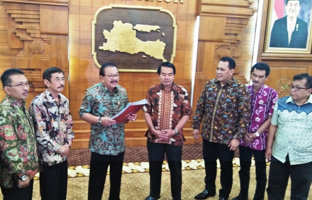 Soekarwo Tandatangani SK PAW DPRD Kota Malang