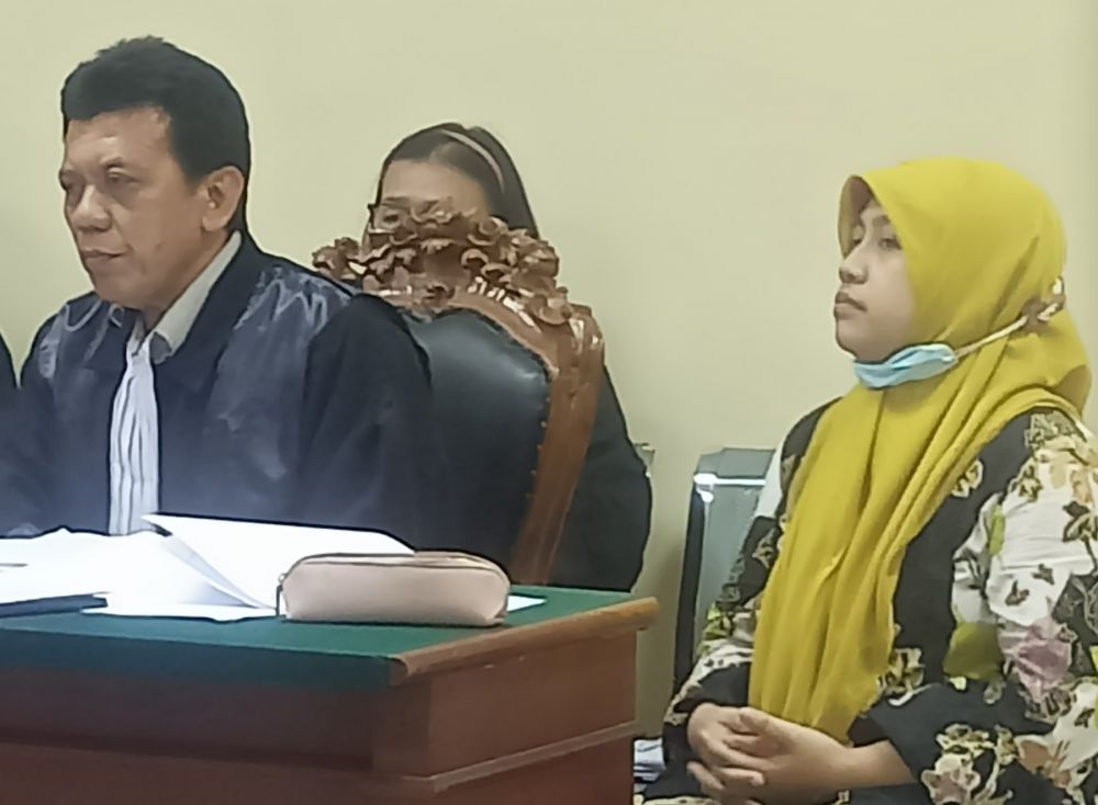 (kanan) Reny Agustin didampingi pengacaranya Sujito