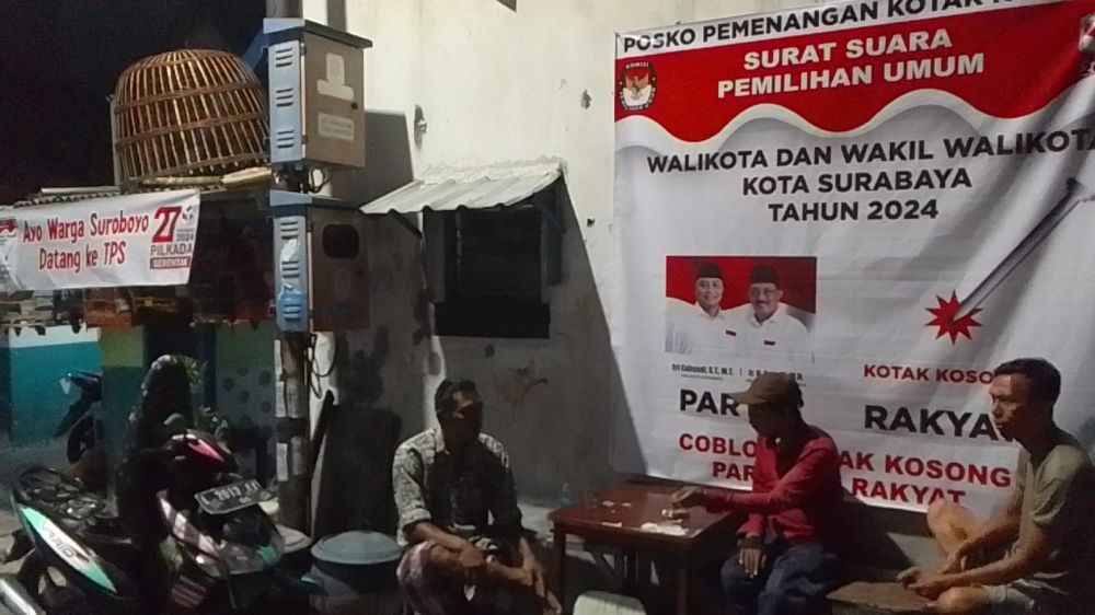 Warga Kenjeran sedang diskusi kotak kosong.