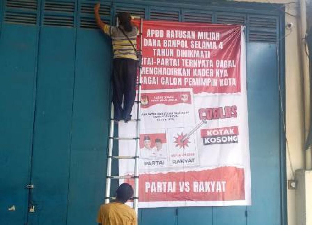 warga sukarela pasang banner kotak kosong di Tambaksari.