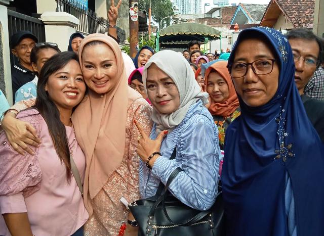 Lucy Kurniasari Bagikan Gratis Kartu BPJS