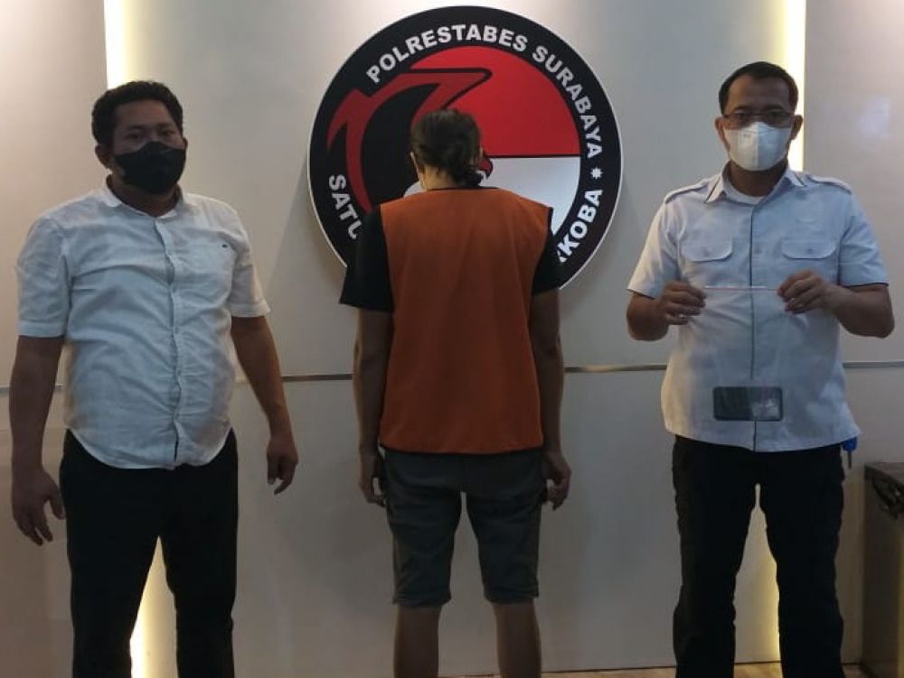 Tersangka AA berikut barang bukti 2,34 gram sabu-sabu diapit dua petugas Sat Resnarkoba Polrestabes Surabaya.