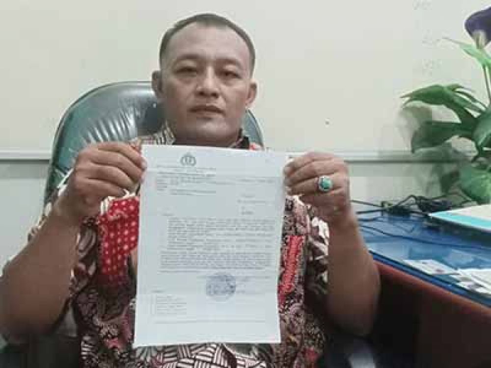 Ferdiansyah (48) warga Tambak Asri Surabaya menunjukkan bukti laporan polisi.