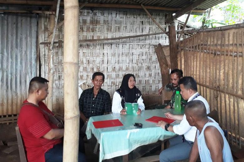 Kusdiyah, dan pengacaranya Sutrisno saat mendiskusikan kasus investasi di PT Asuransi Jiwa Sinarmas MSIG.
