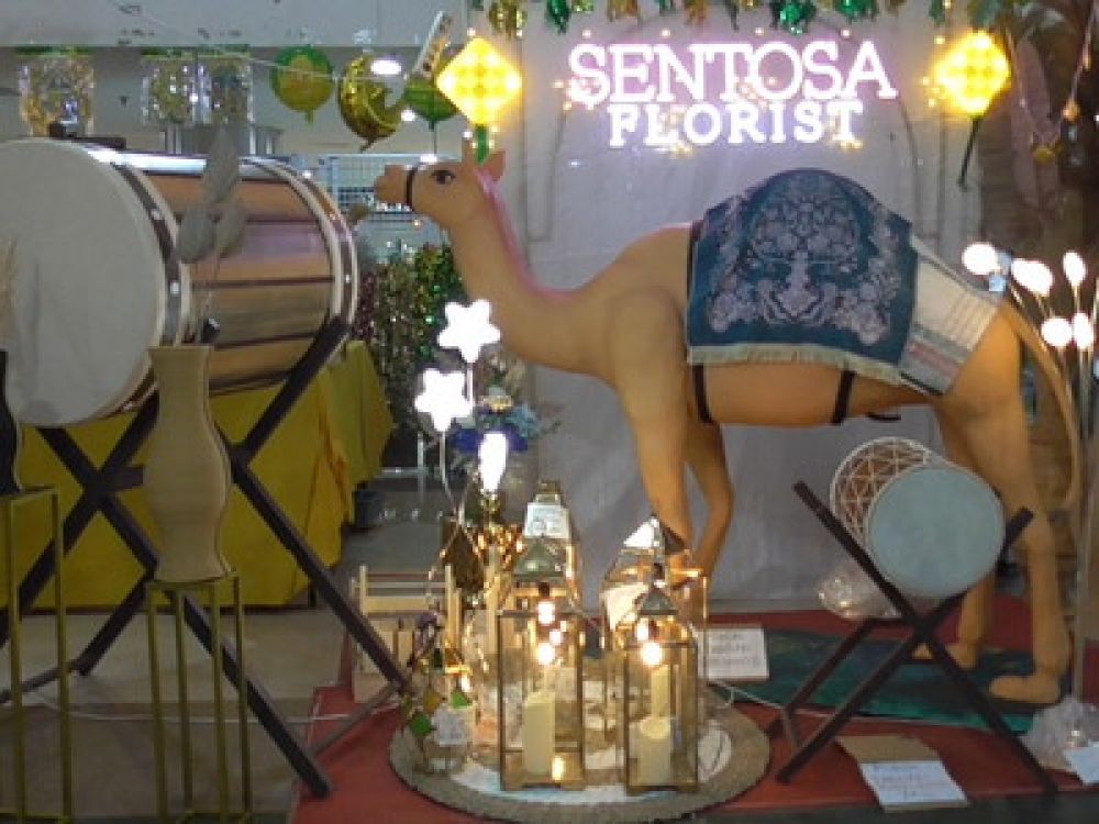 Patung unta, bedug, lentera dan pernak-pernik Ramadhan di outlet Santoso Florist, Mall Pasar Atom
