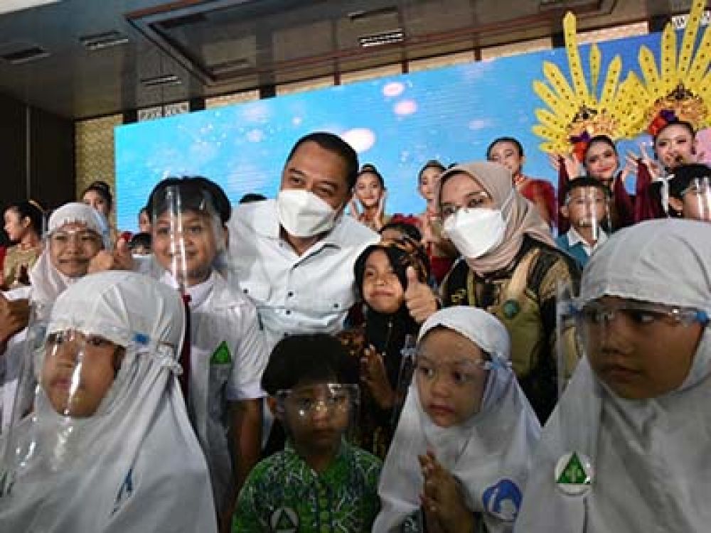 Walikota Eri Cahyadi bersama TK, SD, SMP dan tenaga kependidikan se-Kota Surabaya.
