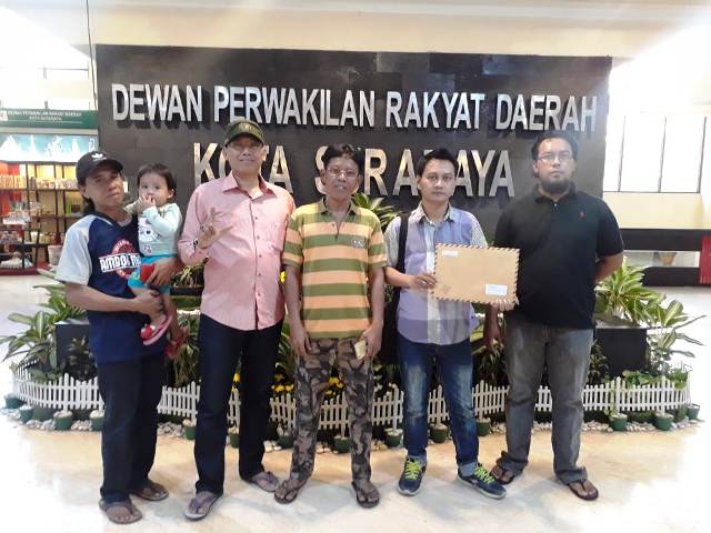 Purwanto saat mendampingi PKL ke DPRD Surabaya (dok)