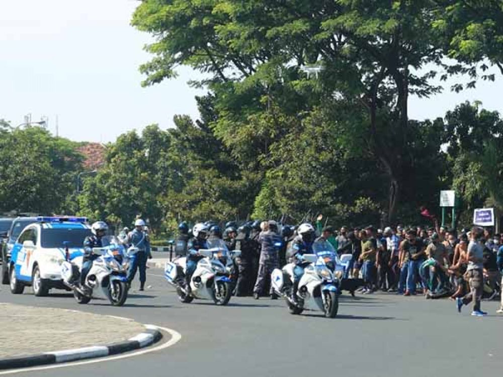 Suasana simulasi pengamanan Presiden Republik Indonesia oleh pasukan Koarmada II dalam latihan Pengamanan VVIP RI 1.