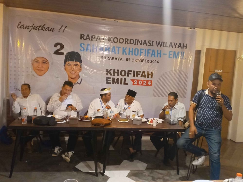Acara koordinasi pemenang Khofifah - Emil dan kotak kosong.