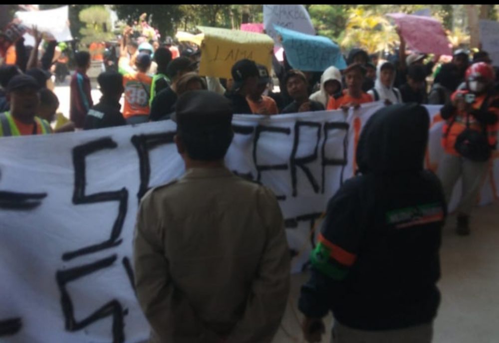 Supporter Persekapas unjuk rasa