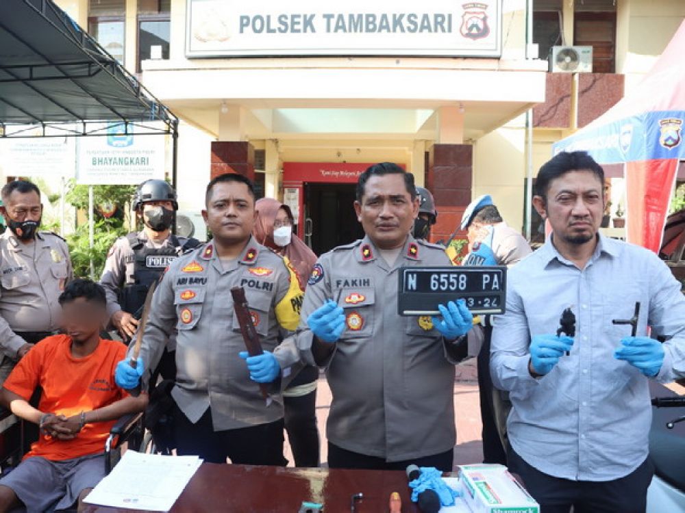 Kasi Humas Polrestabes Surabaya Kompol Muchamad Fakih (tengah), Kapolsek Tambaksari Kompol Ari Bayu (kiri), dan Kanit Reskrim Polsek Tambaksari Iptu Agus Suprayogi (kanan), saat merilis tersangka S di kursi roda berikut sejumlah barang bukti, Rabu, (09/11