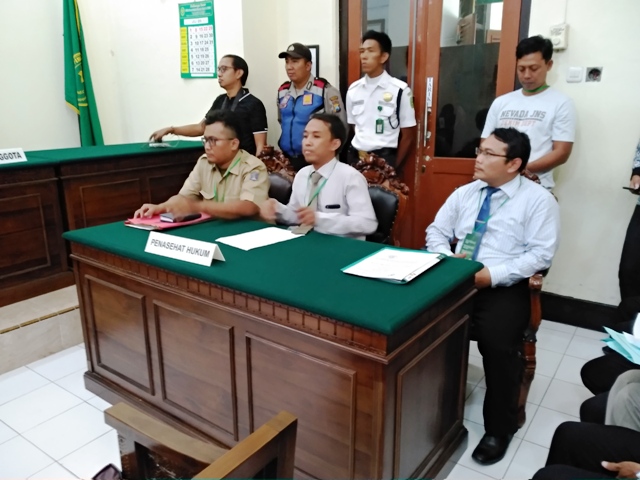 foto: Syamsul (tengah)