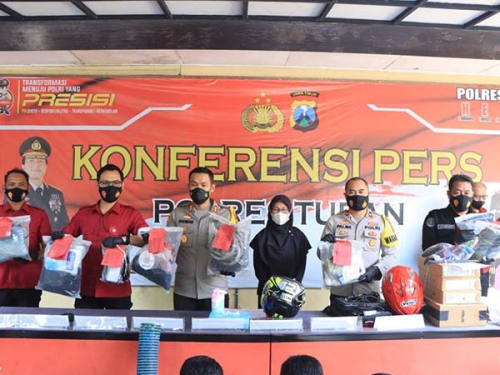 Kapolres Tuban AKBP Rahman Wijaya bersama Sat Reskrim merilis kedua tersangka Dika dan Bagas.