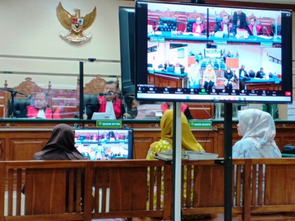 Terdakwa Yuliatin Ali, Sri Risnojatiningsih dan Wiwik Indrawati 